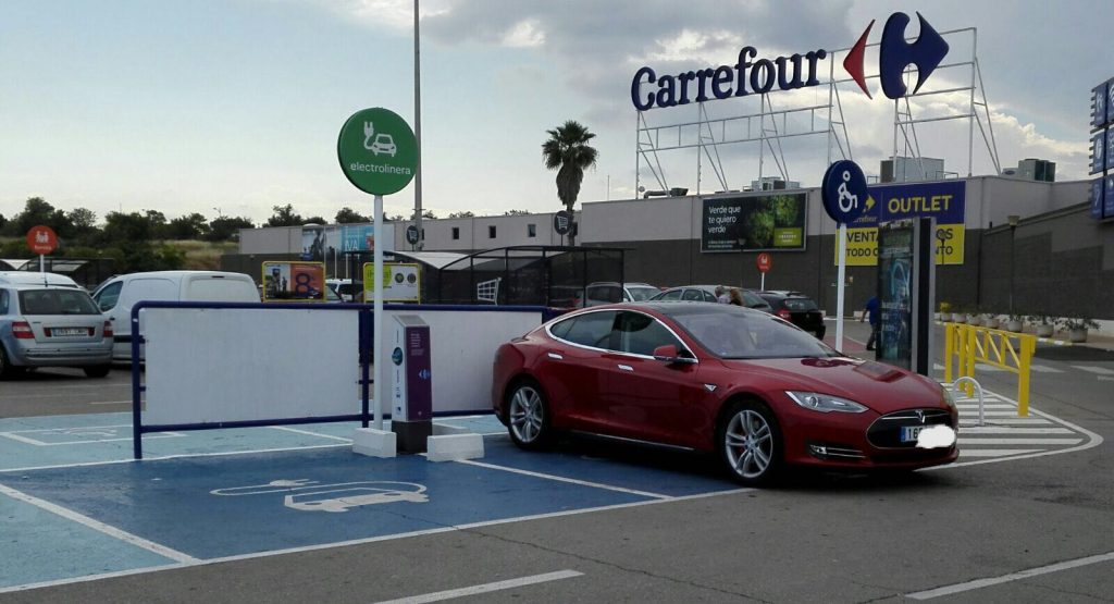 Tesla Model S cargando en Carrefour Paterna