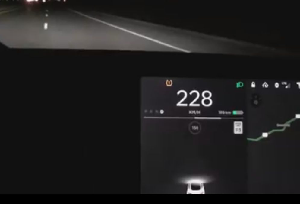 Ya puedes ver cómo un propietario pone su Model 3 a 228 km/h