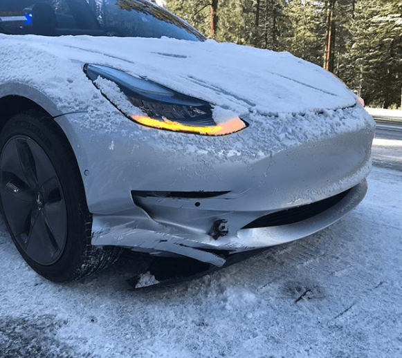 Accidente Model 3 frontal dañado