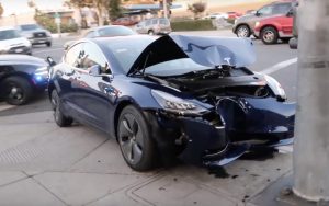 Tesla Model 3 tras un accidente con una farola.
