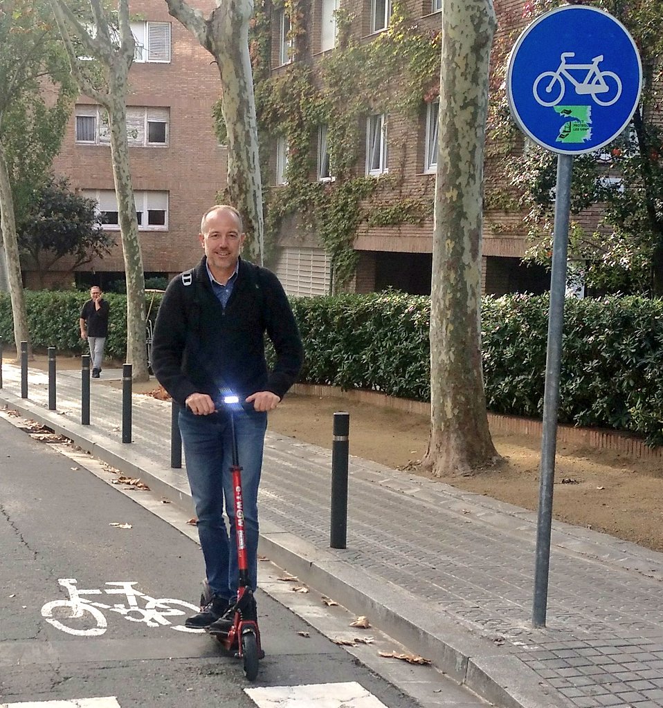 Albert Bosch, en Twitter: "Llevo 4 meses usando patinete eléctrico en Barcelona y ya puedo opinar que por el centro de la ciudad es mucho mejor que la bicicleta"