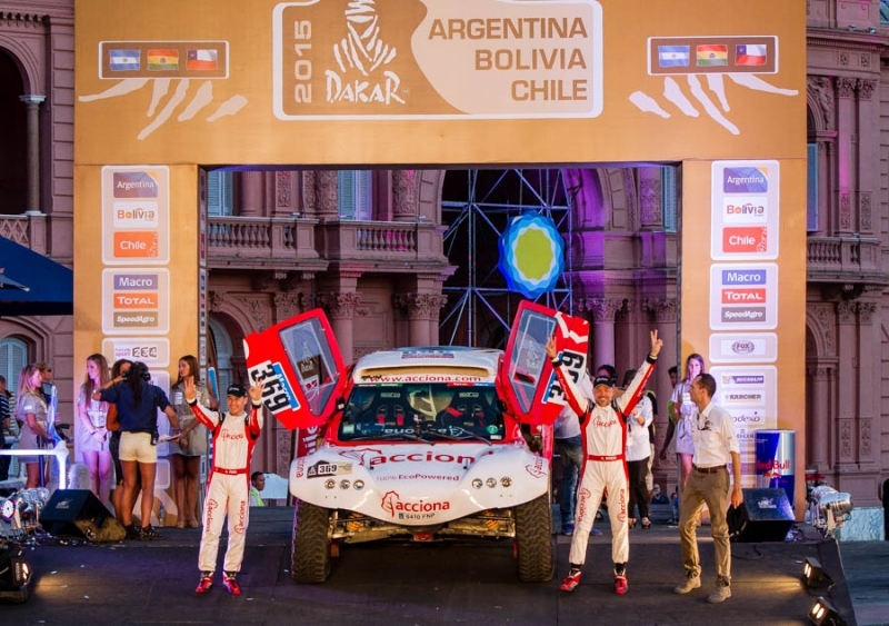 Agustín Payá y Albert Bosch en el podio de salida del Dakar de 2015