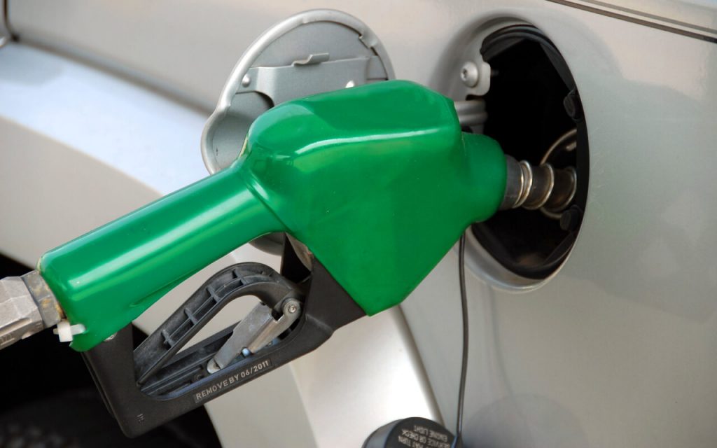 ¿Cuánta energía se necesita para hacer llegar combustible a una gasolinera?