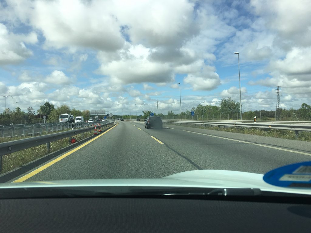 Vehículo de combustión contaminando