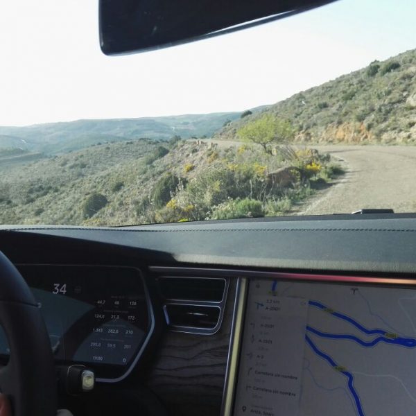 Tesla Model S 100D circulando por carretera secundaria