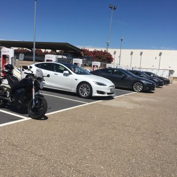 Zero S y Tesla Model S en Supercharger Zaragoza