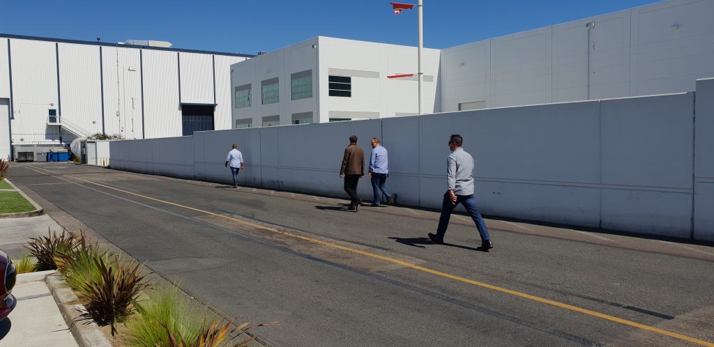 Elon Musk por las instalaciones de SpaceX, Los Ángeles