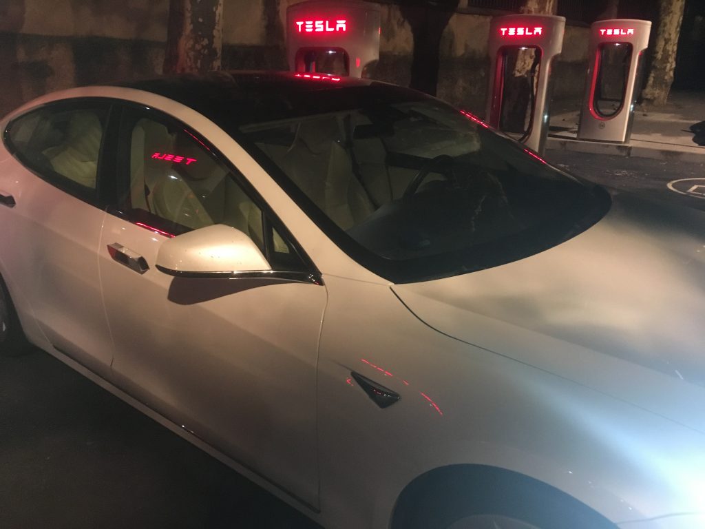 Tesla Model S 75 en Supercharger de La Seu