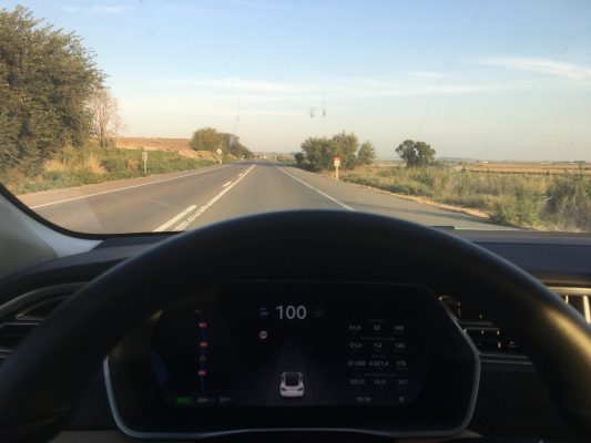 Tramo Zaragoza-La Seu. Tesla Model S 75 circulando por N-II.