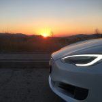 Tesla Model S viendo un amanecer.