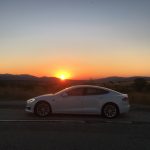 Tesla Model S en un amanecer. La energía del Sol.