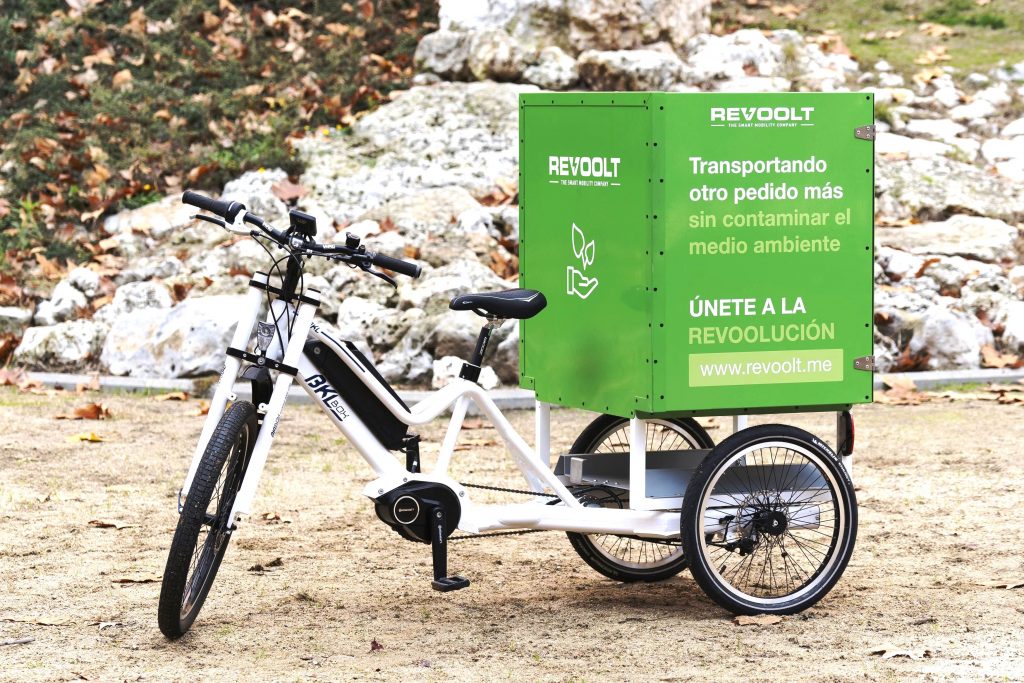 Revoolt incorpora triciclos eléctricos a su flota de reparto a domicilio