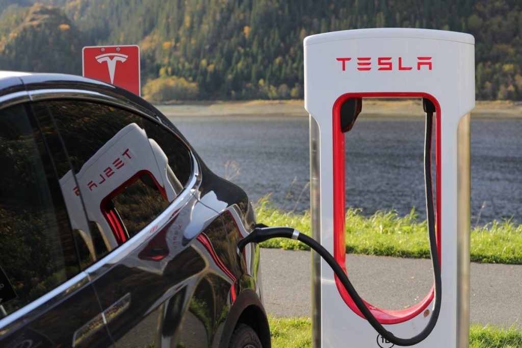 Vehículo Tesla en un Supercharger