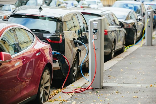 Coches Electricos Recargando En La Calle